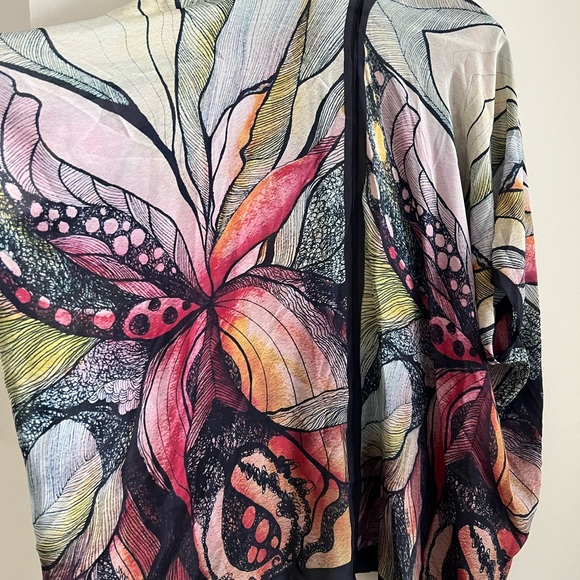 Cacoon house 100% silk kimono. Never worn.ONE SIZE - Picture 2 of 4